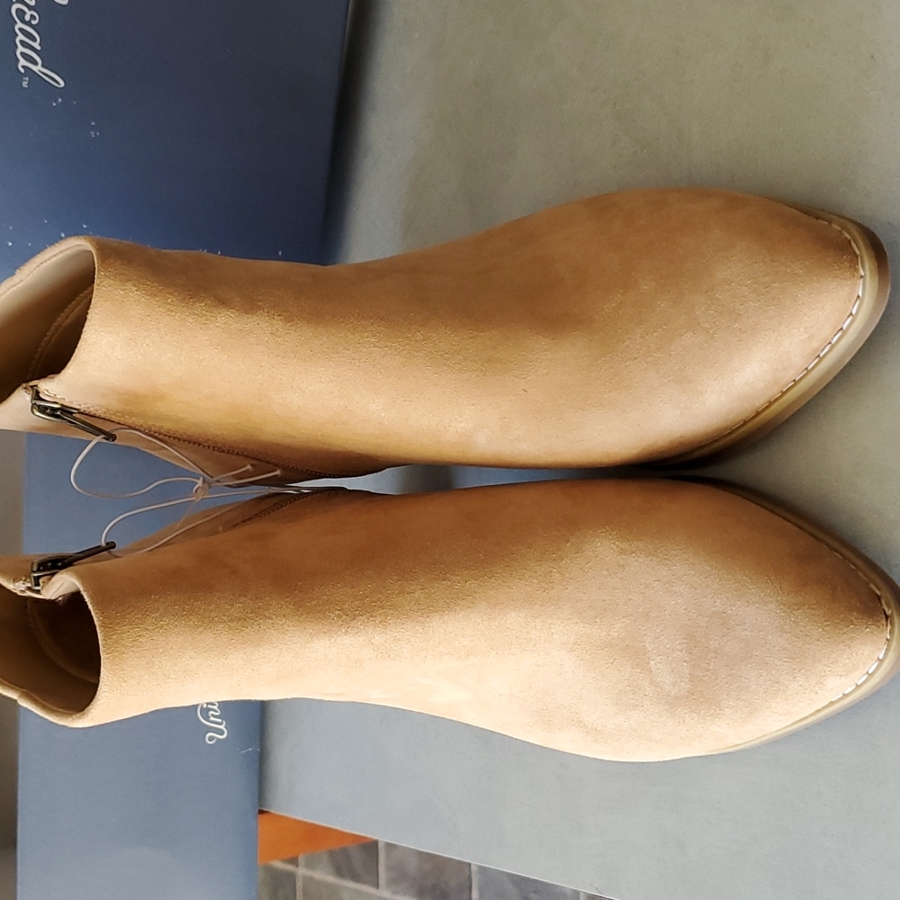 Universal Thread Malby Tan Boots